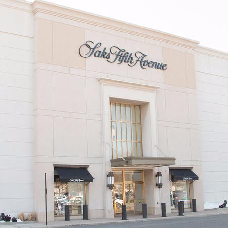 Saks Fifth Avenueکلینیک در سپتامبر ۱۹۶۸ در فروشگاه لوکس Saks Fifth Avenue نیویورک رونمایی شد. در همان ابتدا با ۱۱۷ محصول نوآورانه وارد بازار شد و مفهوم جدیدی از مراقبت پوستی را معرفی کرد: سیستم سه‌مرحله‌ای کلینیک (3-Step Skin Care System) پاک‌سازی (Cleanse) لایه‌برداری (Exfoliate) آبرسانی و مرطوب‌سازی (Moisturize)