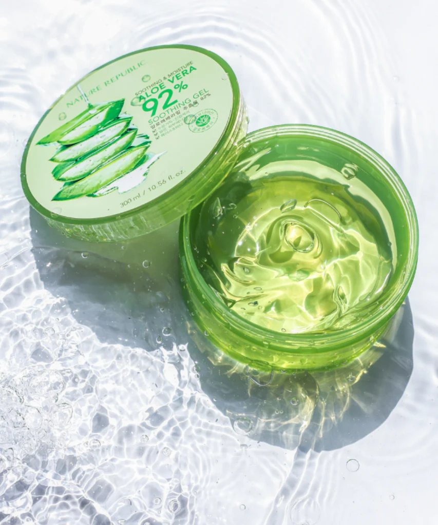 ژل آبرسان و تسکین‌دهنده آلوئه‌ورا ۹۲٪ از برند Nature Republic، مناسب برای انواع پوست و کاهش التهاب، در تصویر با بازتاب درخشان نور روی آب نمایش داده شده است